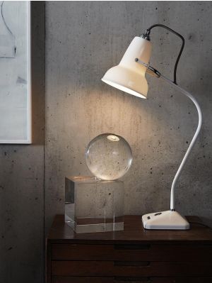 Anglepoise Original 1227 Mini Ceramic Table Lamp eingeschaltet